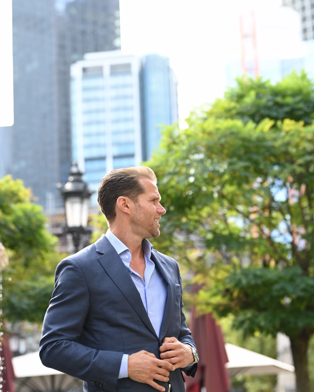 Norman Bartsch im Sakko vor der Frankfurter Skyline.